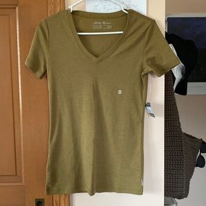green fitted v-neck short sleeve tee